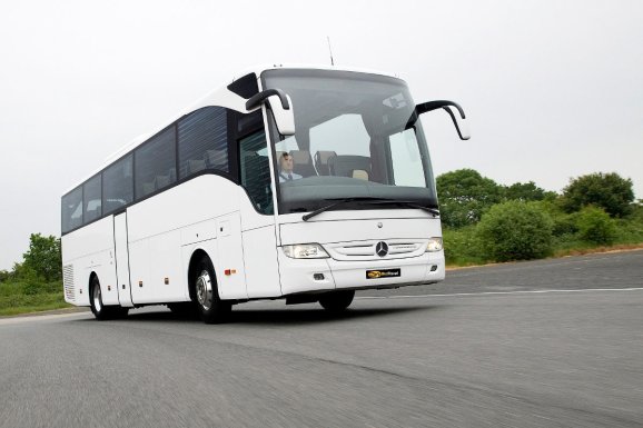 Mercedes Tourismo - autokar w trakcie podróży